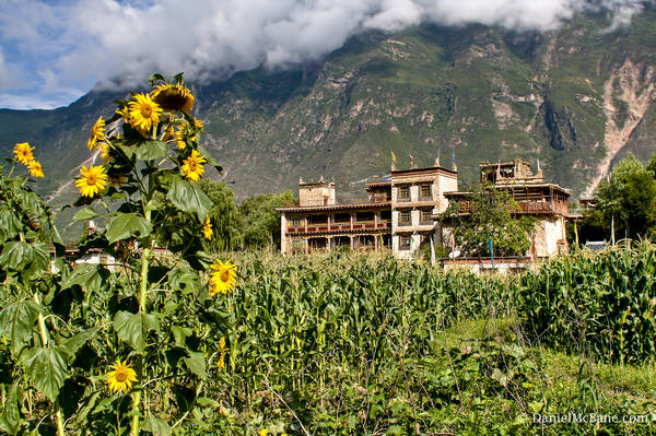 Tibetan House Zhonglu Danba