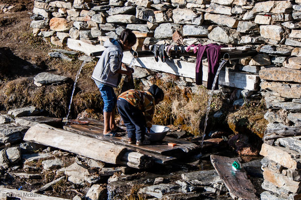 Children doing laundry an the Annapurna Circuit