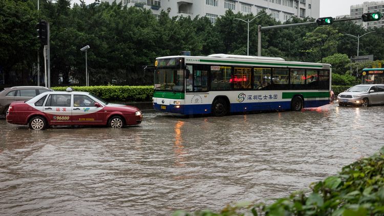 Bad Chinese bus driver on wrong side of flooded road