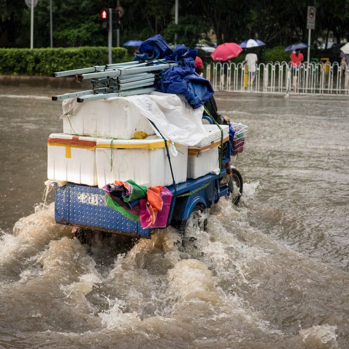 Fully loaded three-wheeled vehicle during Shenzhen flood
